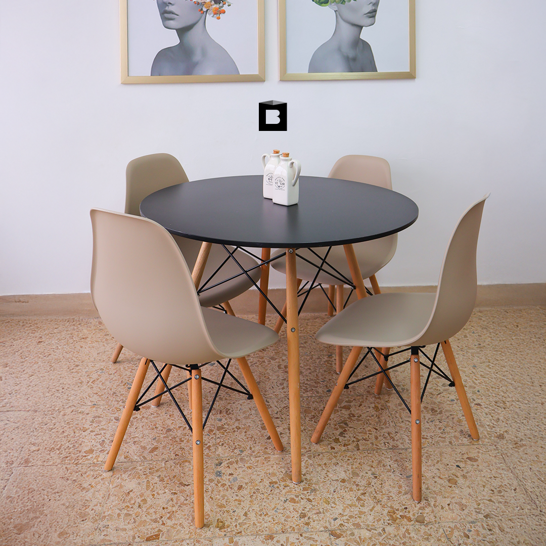 Comedor Redondo Tapa Negra más 4 sillas DKR Eames multicolor