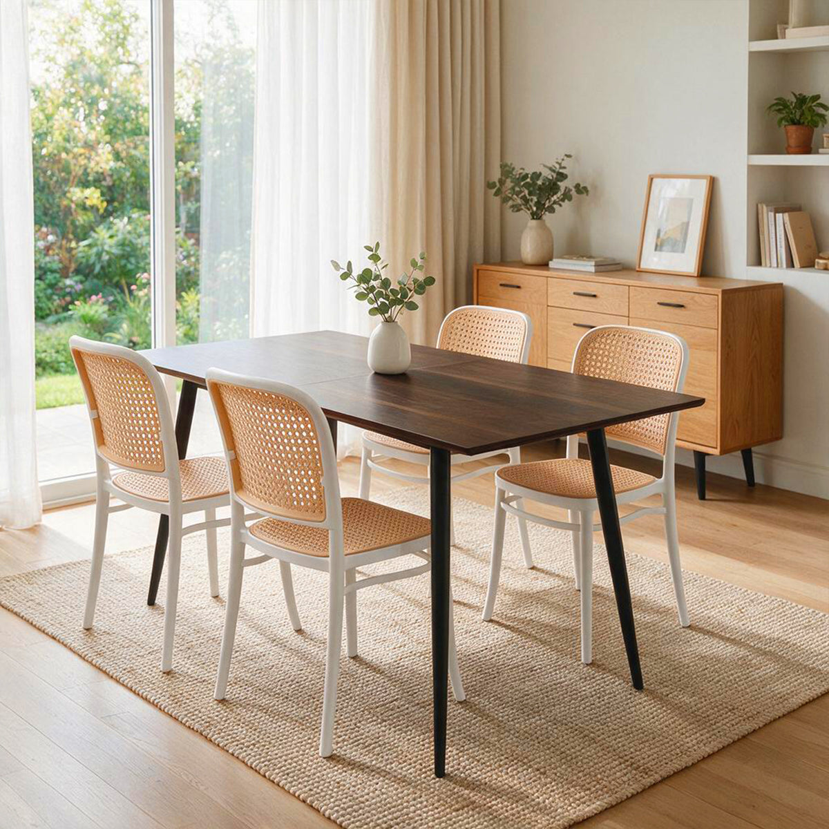 Comedor Nova con 4 Sillas Amis Blancas | Mesa Extensible y Sillas Tipo Ratán